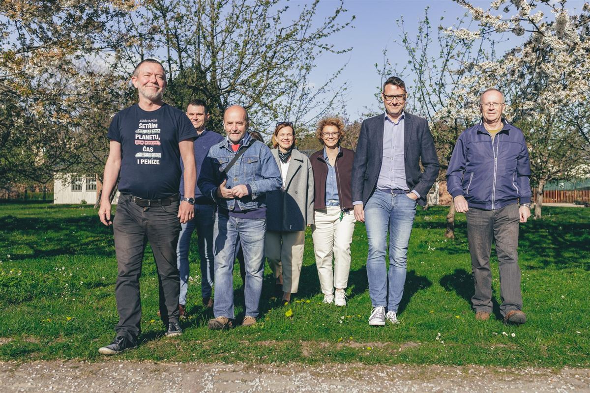 Členové týmu VR! procházející se v rozkvetlém sadu